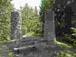 Galgen und Ruinen in der Surselva