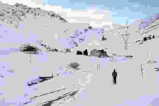 Chemins romains enneigés vers le col