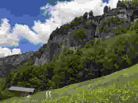 En surplomb du lac de Brienz