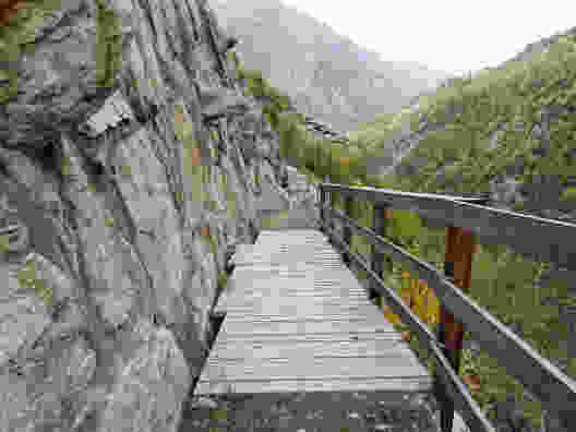 Vue plongeante dans la vallée de Saas