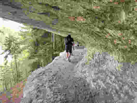 Coole Höhle im Val de Travers