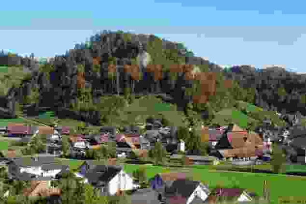 Farbige Herbstwälder und Sandsteinfelsen