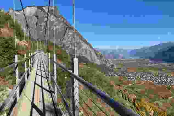 Durch Rebberge und über eine Hängebrücke