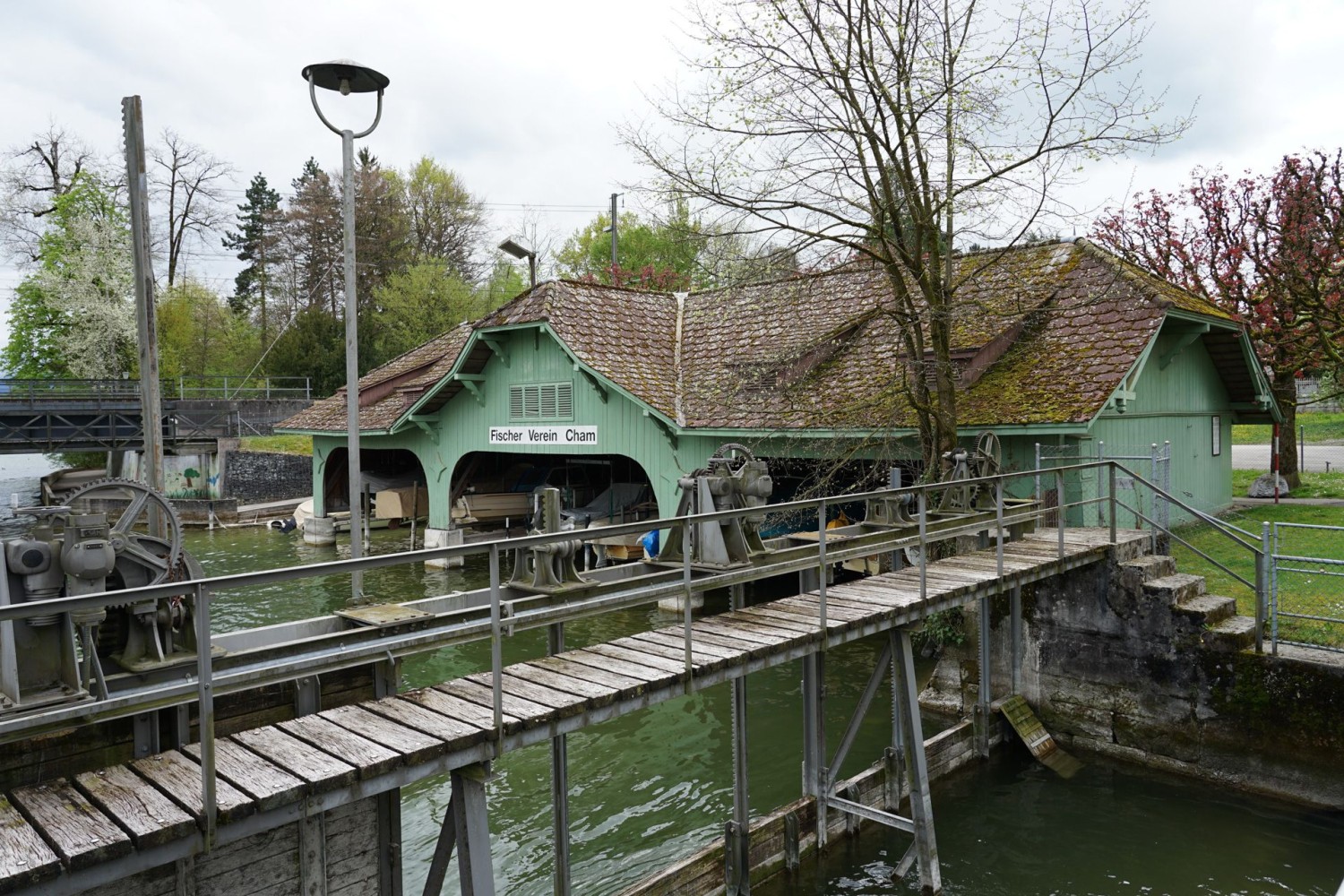 Mit diesem Stauwehr in Cham wird der Pegel des Zugersees reguliert.