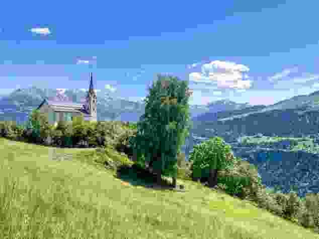 La chiesa di Sogn Glieci del XII secolo a Siat.