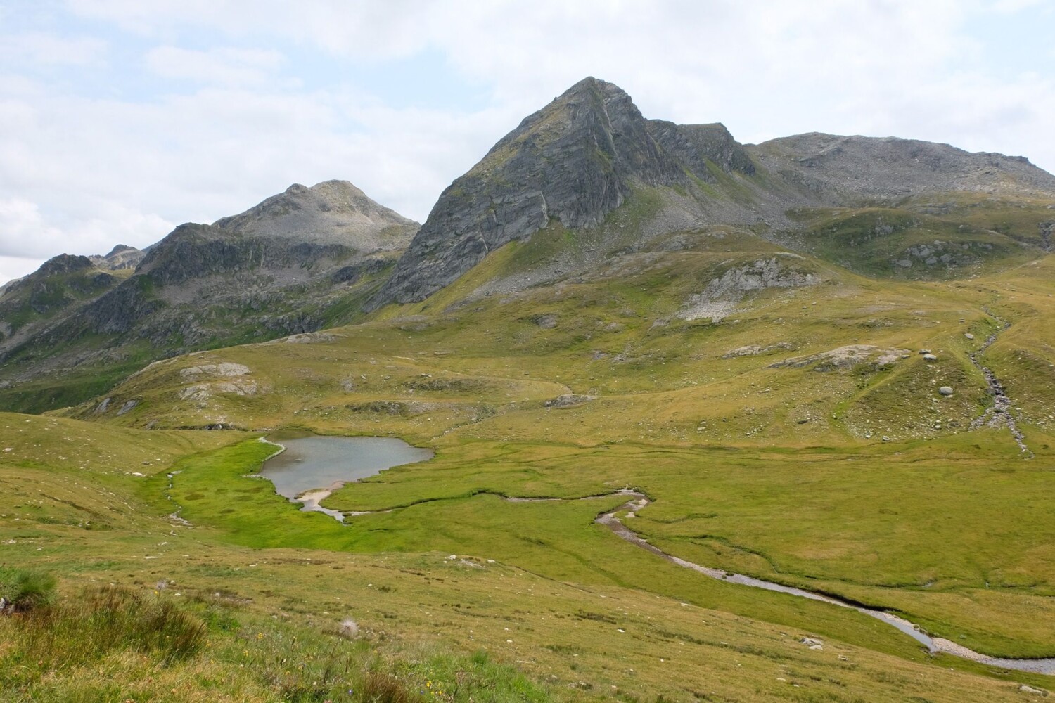 Karge Hochebene mit dem Lago di Cane.