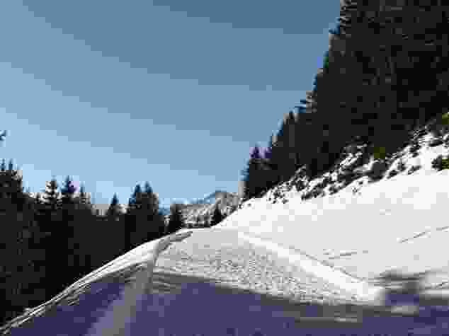 Le chemin est large et bien préparé.