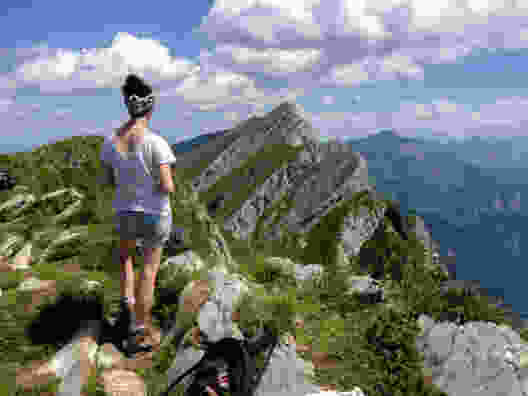 Auf dem Gipfel mit Blick auf die weiteren Churfirsten. Bild: Claudia Peter