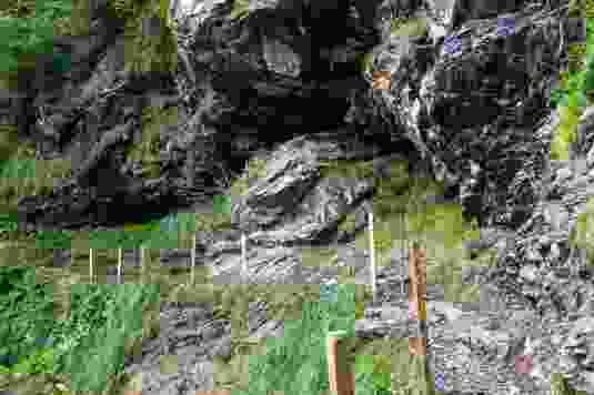 Der Schiessibach schiesst über die Felsen und hinterlässt auf dem Weg eine nasse Spur.