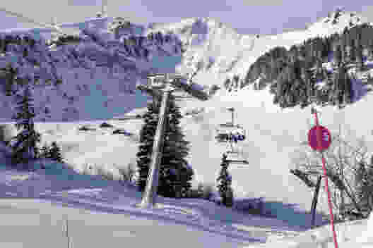 Kurz vor dem Col-de-Bretaye quert der Schneeschuhpfad noch einmal die Piste. Bild: Elsbeth Flüeler