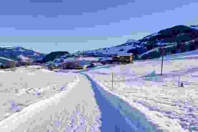 Der Winterwanderweg ist gut präpariert und pink signalisiert.