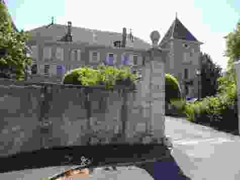 Mitten in Dardagny erhebt sich ein prächtiges Schloss.