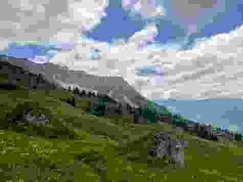 Die Aussicht in die Bergwelt ist beeindruckend.