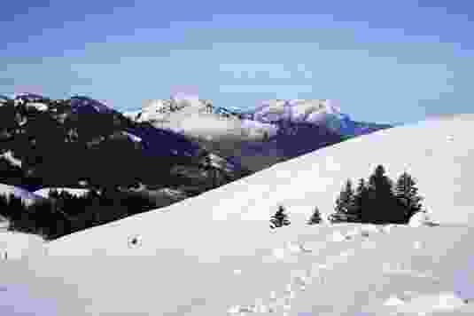 La couche de neige est fine, mais elle suffit pour une randonnée en raquettes.