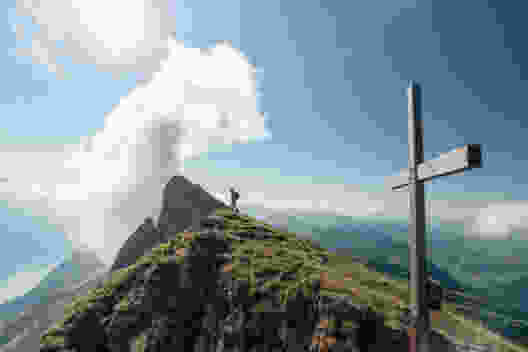 Das Gipfelkreuz mit dem Blick auf den Brisi und den Walensee. Bild: Jon Guler