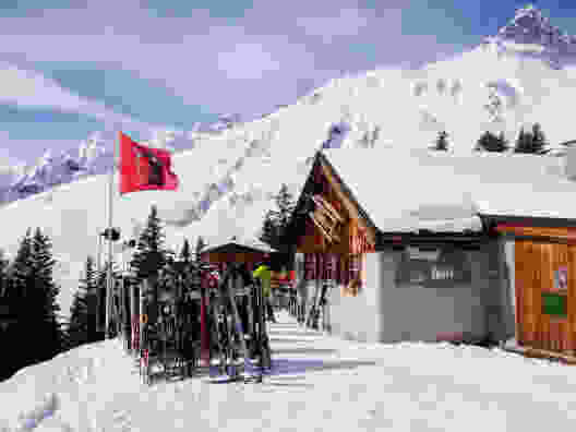 Auf der Sonnenterasse mit Schneebar ist immer Betrieb. Bild: Claudia Peter
