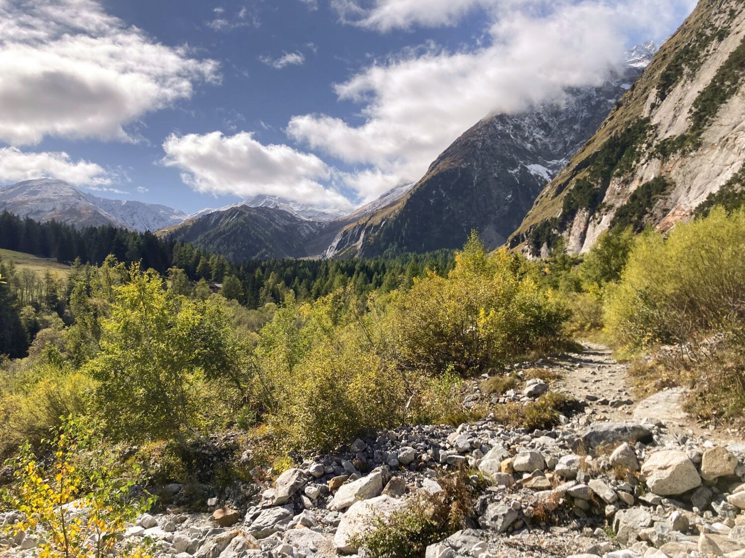 Der Wanderweg führt durch eine archaische Landschaft.