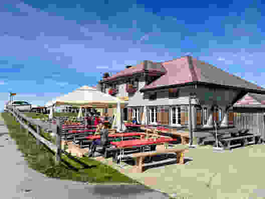 Terrasse ensoleillée et pause bien méritée à l’auberge de montagne Hochalp. Photo: Claudia Peter