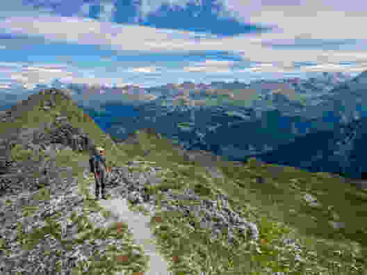 Im Aufstieg zum Col des Becs de Bosson mit Sicht über das Val d’Anniviers. Bild: Fredy Joss