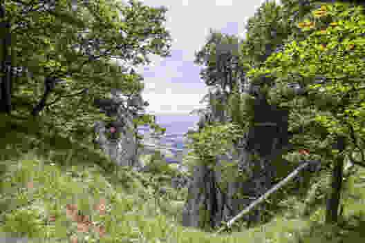 Ab und zu erhascht man in den Chambenflüe einen Tiefblick aufs Mittelland. Bild: Daniel Fleuti