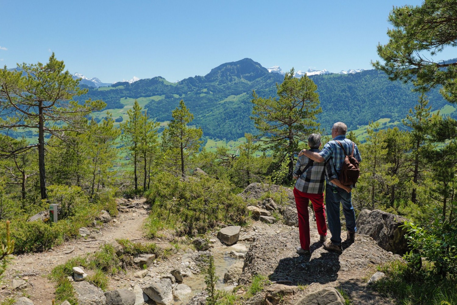 Pause im Aufstieg auf knapp 1100 Metern. Im Hintergrund in der Mitte die Hoflue.