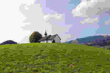Die Guarinuskapelle auf der Pré de l’Essert ist im Besitz der Zisterziensermönche der Abtei Hauterive.