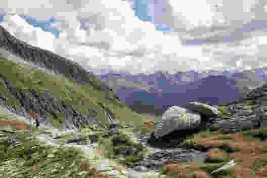 Auf der Fellilücke ändert die Landschaft und bietet weite Blicke ins Gotthard- und Oberalpgebiet. Bild: Daniel Fleuti