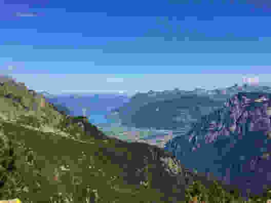 Aussicht vom Sunniggrat bis zum Urnersee. Bild: Vera In-Albon