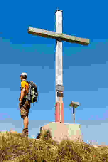 Das Gipfelkreuz der Beichle steht gar nicht auf dem Gipfel. Bild: Severin Nowacki