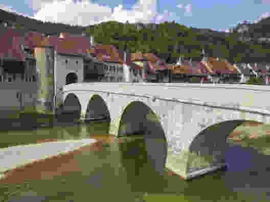 On atteint St-Ursanne par le célèbre pont St-Jean. Photo: Miroslaw Halaba