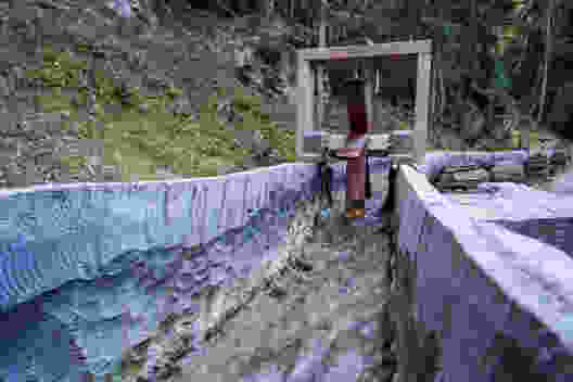 Le marteau de la roue à eau annonce que de l’eau coule dans le bisse.