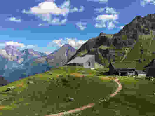 Endlich geschafft: die Leutschachhütte ist zum Greifen nah. Bild: Vera In-Albon