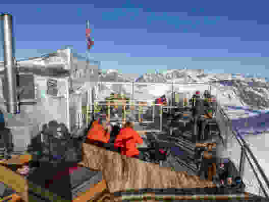 Terrasse mit viel Aussicht: das Refuge l’Espace. Bild: Rémy Kappeler