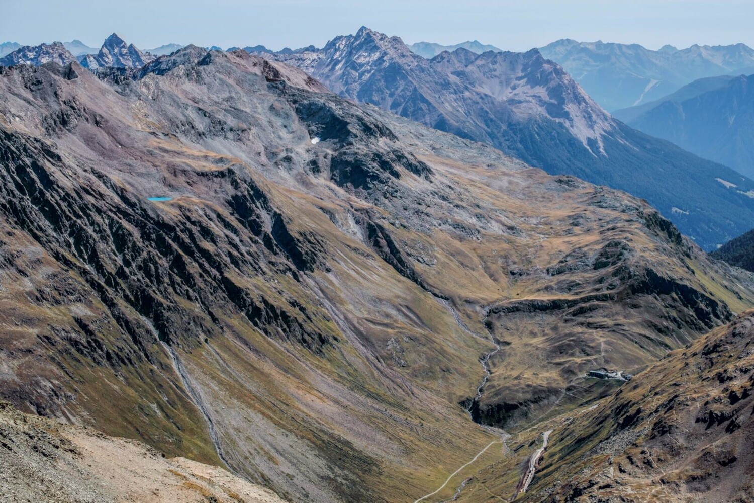 Luftansicht von Pass, Lago Vago und Monte Vago.