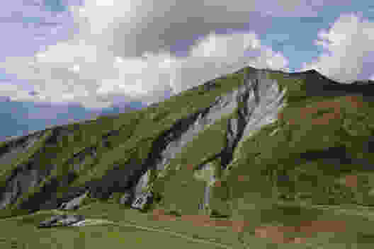 Auf dem Foopass: Bäche haben tiefe Gräben in den Berg gefressen.