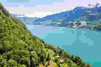 Wie ein türkis leuchtender Teppich liegt einem der Walensee zu Füssen. Bild: Jon Guler