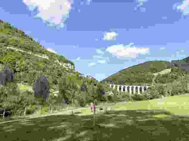 Veduta sull’imponente viadotto ferroviario Combre Maran.