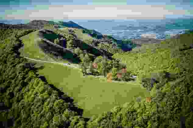 Vista della radura della Cascina d’Armirone nella Valle dell’Alpe.