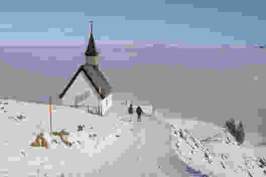 Noch immer auf dem Grat, doch bald im Nebel. Auf 1434 m ü. M. bei der 1859 errichteten Jakobskapelle. Bild: Elsbeth Flüeler