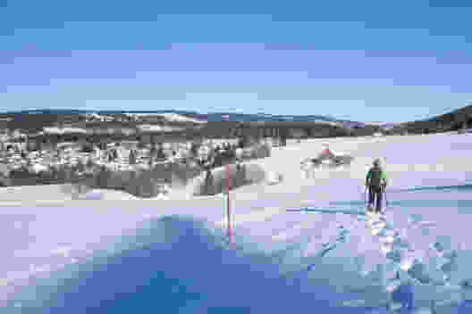 Kurz vor dem Ziel: über offene Felder führt der Trail in die Uhrenstadt Le Locle. Bild: Markus Ruff