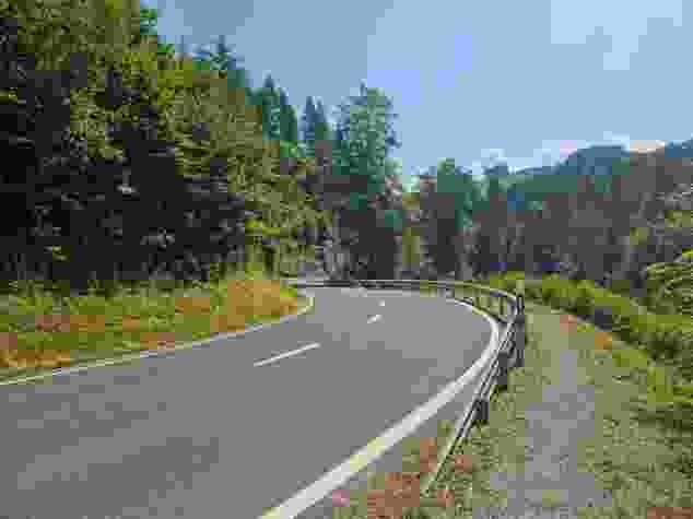 Si devono percorrere alcuni metri direttamente lungo la strada.