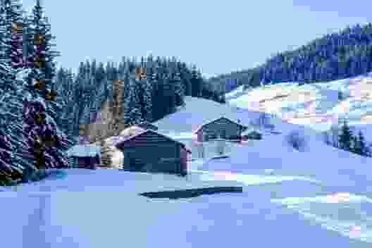 Hoch über St. Martin stehen Heustadel. Ein paar davon wurden zu Ferienhäusern umgebaut.