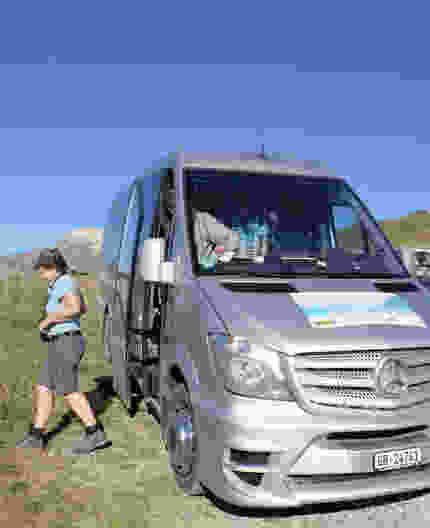 «Terminus, tout le monde descend» à Tguma, le parking de l’Alp Nurdagn. Bild: Elsbeth Flüeler