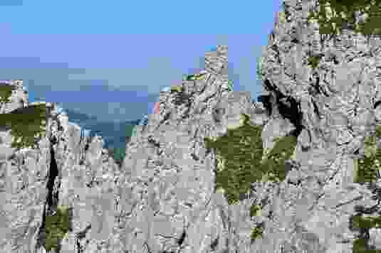 Kurz vor dem Gipfel nehmen die Felsen spektakuläre Formen an.