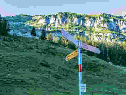 Bei der Grapplialp zweigt der Pfad links ab und führt zur Geisschappel. Bild: Franz Ulrich