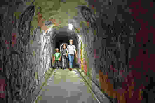 Zum Schluss wartet ein farbiger Tunnel.