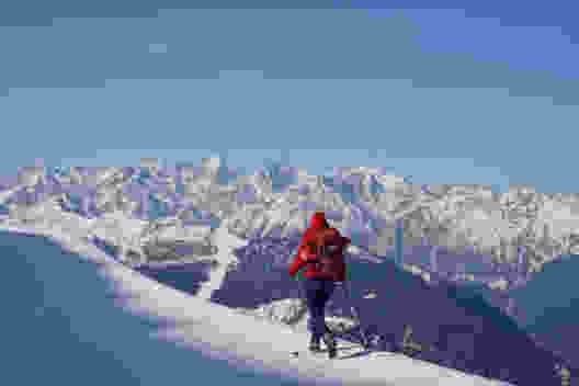 Randonnée hivernale au-dessus de Verbier, avec vue sur le massif du Mont-Blanc. Photo: Reto Wissmann