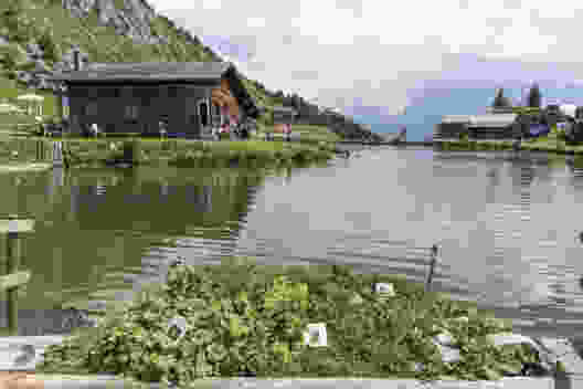 Der Härzlisee lädt ein zum Baden, Kneippen oder einfach zum Sein. Bild: Franz Ulrich