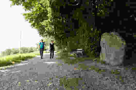 Am Pfannenstiel geht es vorbei am Gedenkstein für den Gründer der Wanderwege. Bilder: Raja Läubli