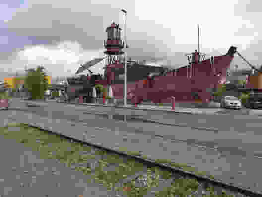 Das rote Leuchtturmschiff ist beim Basler Hafen gestrandet. Bild: Rémy Kappeler